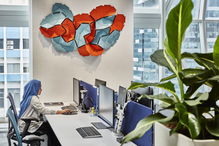 颠覆传统 大胆配色与创新设计如何重塑律师事务所广告形象